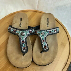 Women's Minnetonka Black Leather Beaded Colorful Flip Flops Size 6